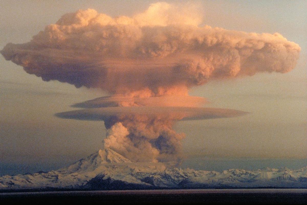 Imagen de la erupción del volcán Redoubt en Alaska, activo desde hace milenios.