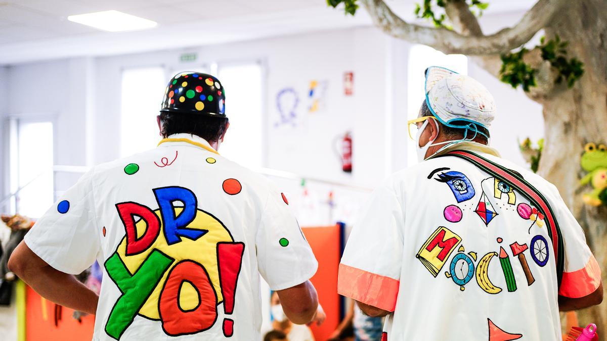 Los Doctores Sonrisa durante una actuación en un centro infantil.