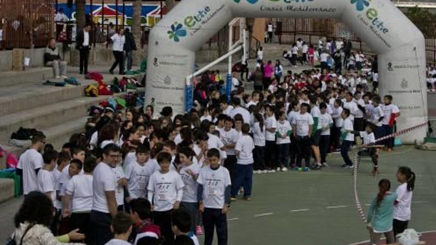 El colegio Ausías March recibió a alumnos de once centros diferentes que participaron en una carrera solidaria a beneficio de Cáritas.