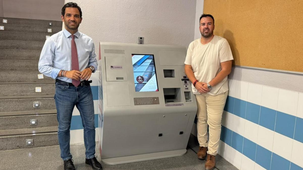 El alcalde Sagredo y el concejal Lucas Jodar junto a uno de los quioscos digitales instalados en Paterna.