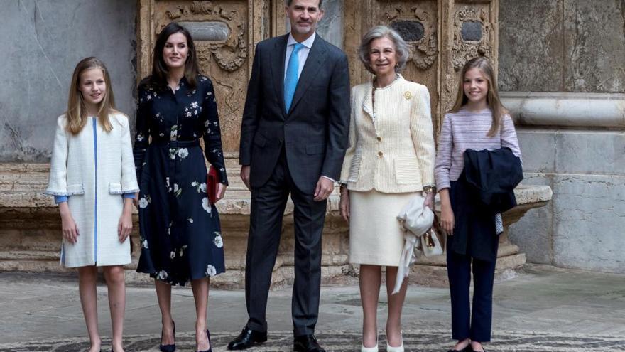 Los Reyes y sus hijas junto a la Reina Sofía, ayer en Palma.