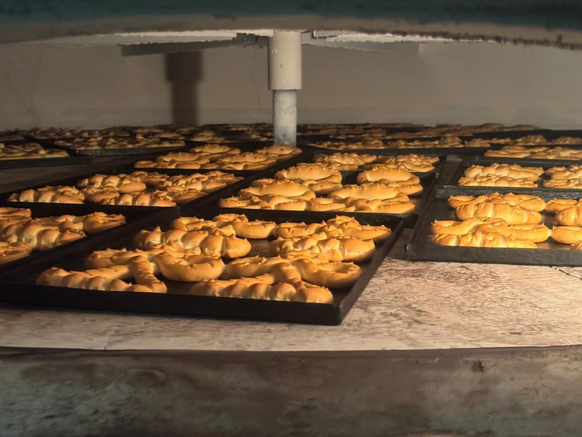 Proceso de horneado de las típicas roscas de la Candelaria de Montilla.