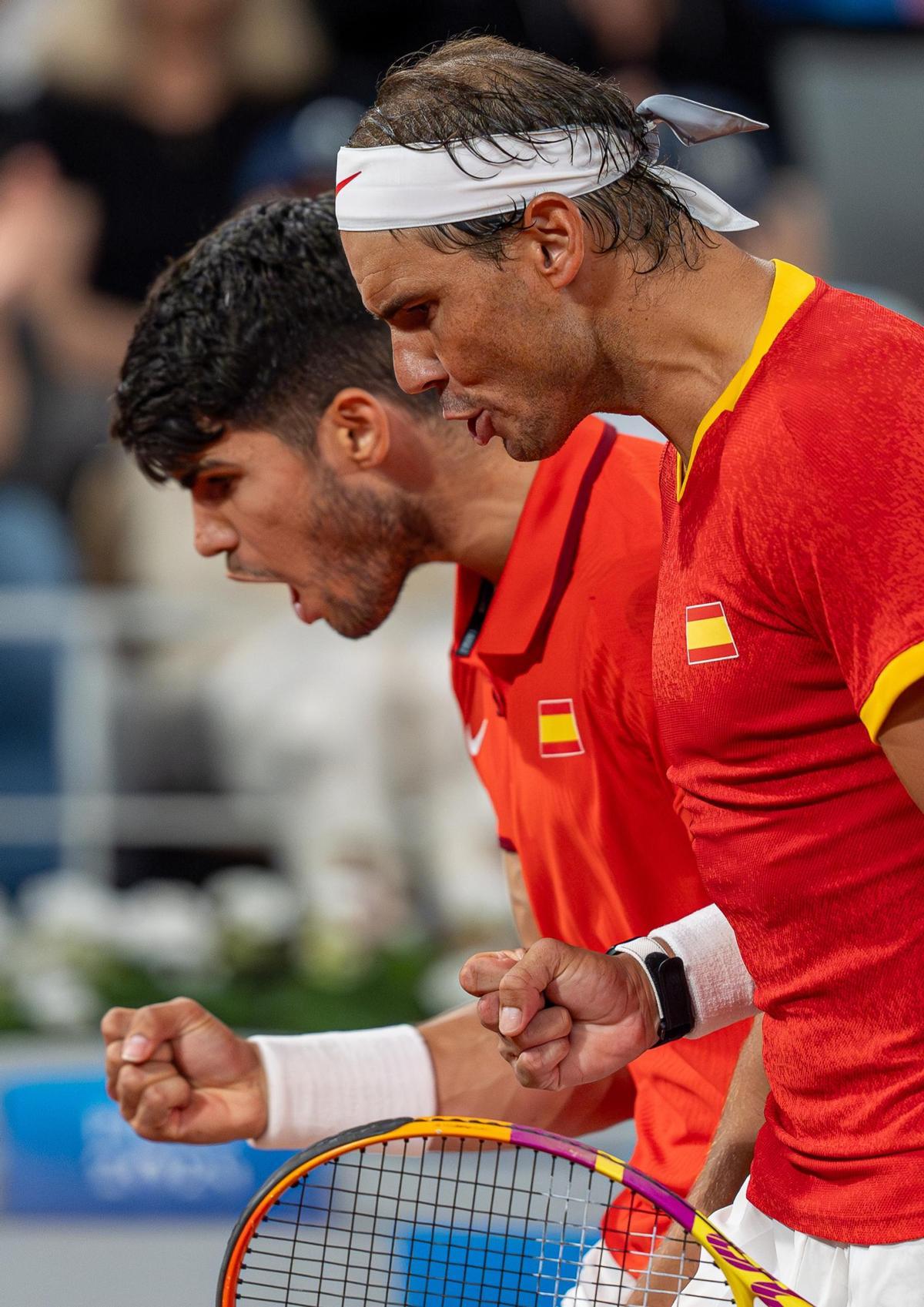 Carlos Alcaraz y Rafael Nadal celebran juntos la victoria de un punto durante el torneo de tenis olímpico de París 2024.