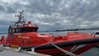 L'incendi d'una embarcació en ple mar a Roses obliga els ocupants a saltar a l’aigua