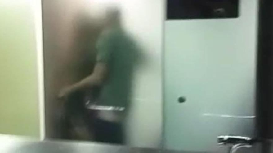 Un fotograma del supuesto video de sexo grabado en un local ovetense en San Mateo.