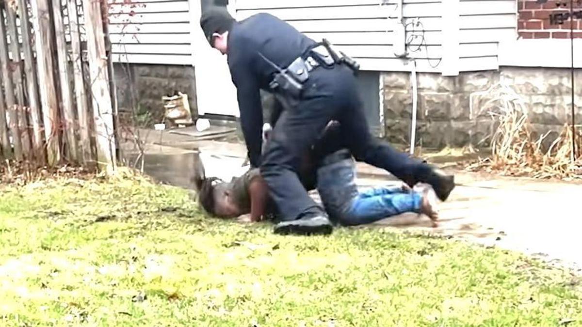 Un policía mata a un joven negro durante una detención en Estados Unidos