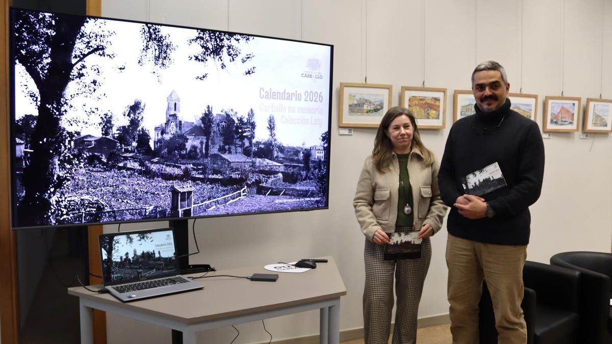 Ángeles Pacoret e Daniel Pérez presentando o calendario municipal de 2026.