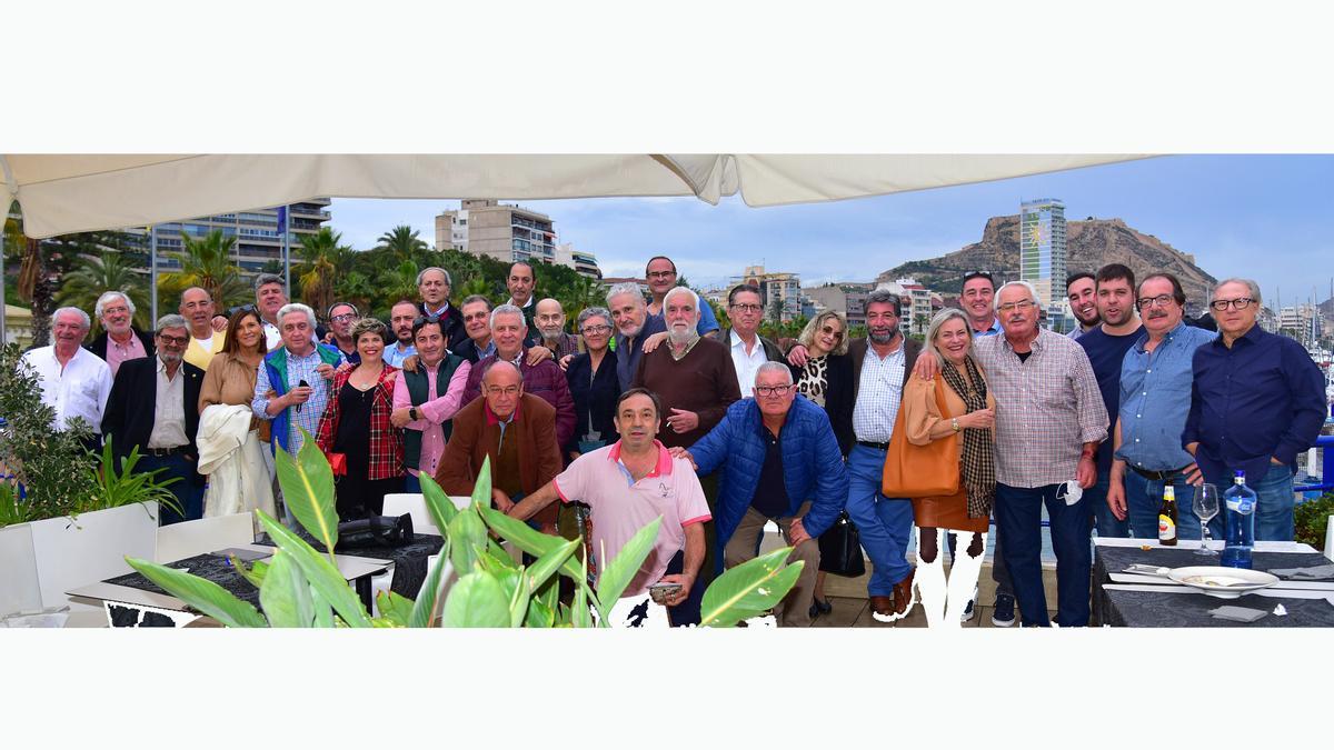 Los asistentes, en la tradicional fotografía de grupo.