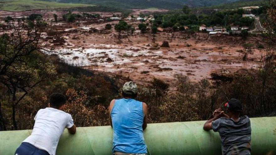 Una avalancha de barro y mineral arrasa varios pueblos en Brasil