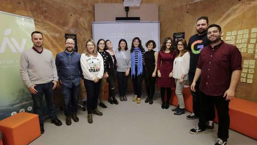 Por la izquierda, los emprendedores Samuel Gil, Antonio de la Torre, Aurora Barrero, Marta Medio, María Posada, Laura Concheso, Zoe Cabo, Cloe Cabo y Anabel García y Rubén Rosón, ayer, en el Talud.