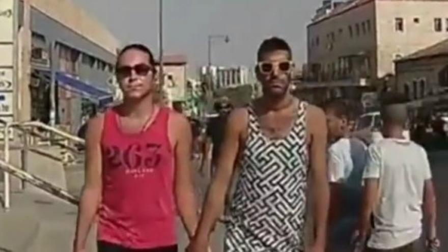 Esto es lo que le pasa a una pareja gay que pasea por Jerusalén