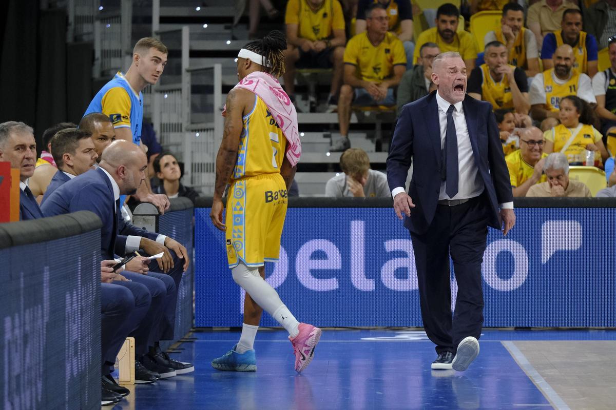Néstor ‘Che’ García da instrucciones mientras Andrew Albicy se encamina al banquillo y Ziga Samar observa el partido de pie.