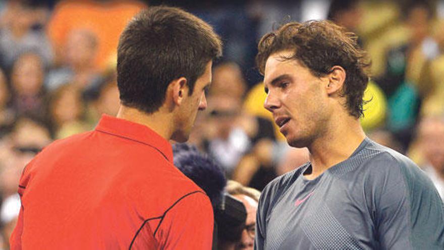 Nadal y Djokovic se saludan al término de otro épico duelo entre ambos.