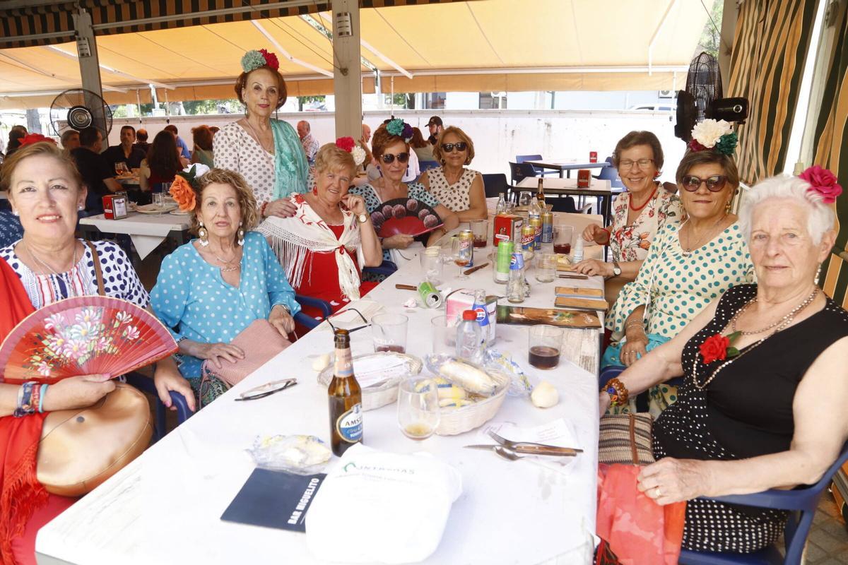 La actividad festiva impulsa las comidas en la Ribera y en los negocios próximos al recinto ferial, que también se benefician del ambiente de estos días