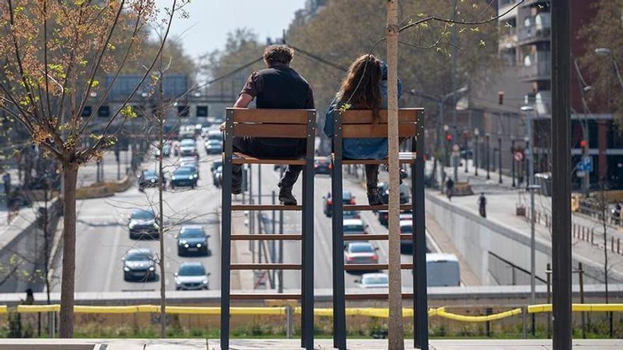 Sillas elevadas sobre el túnel de acceso a Barcelona en el parque de las Glòries