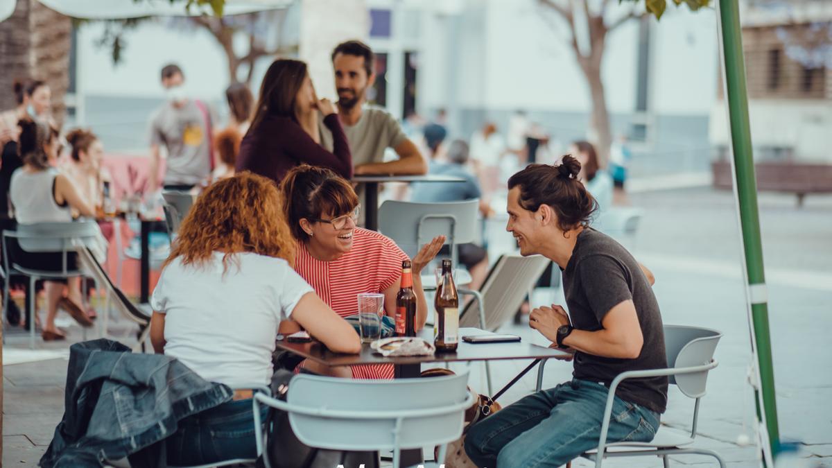 El bar del MuVIM llena de arte las mesas de su terraza