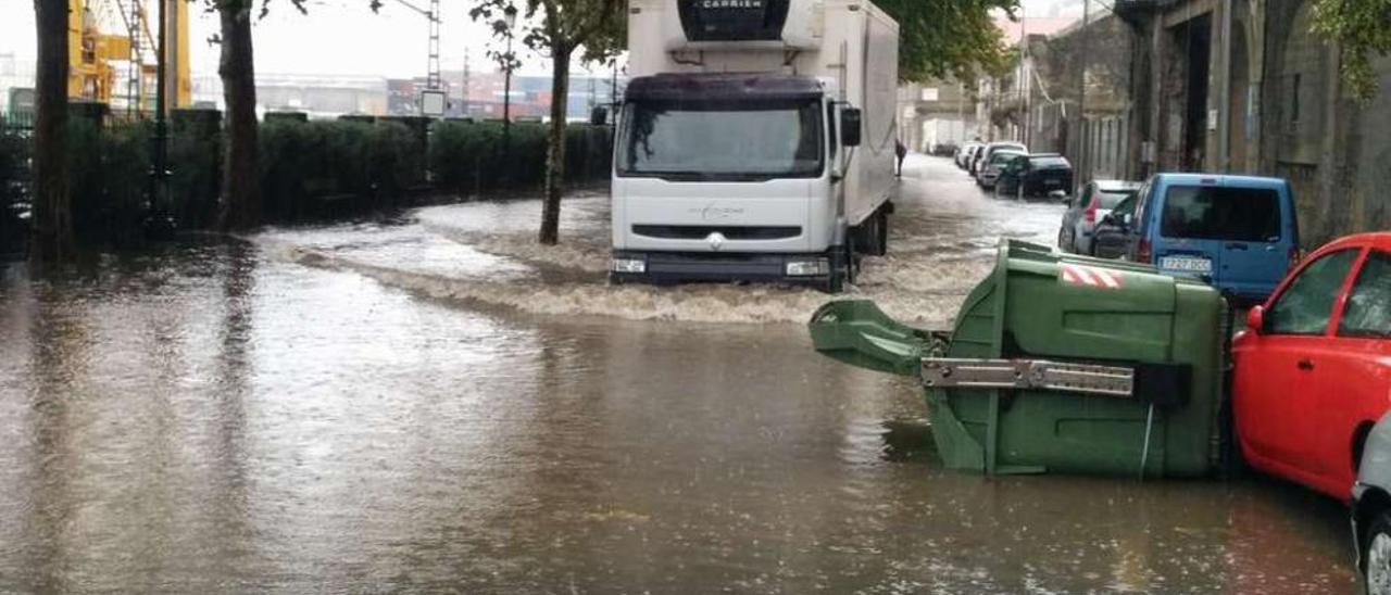 Coches anegados en Julián Estévez como consecuencia de las lluvias torrenciales del jueves.