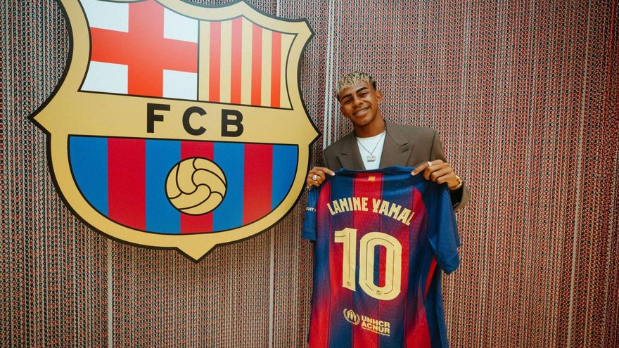 Lamine Yamal es fotografia amb la samarreta del Barça i el dorsal que portarà a partir d’ara, el 10, el número dels cracs del futbol mundial.