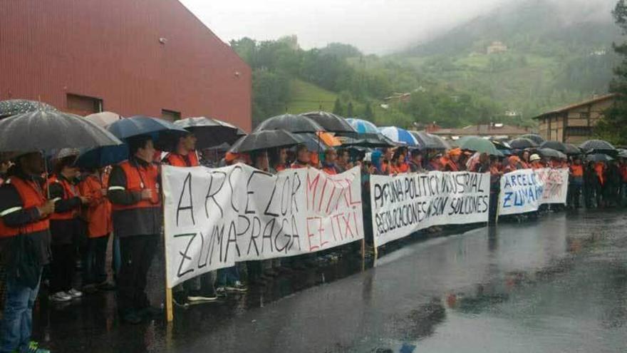 en pie de guerra en zumárraga. Los comités de empresa de las fábricas españolas de Arcelor-Mittal celebraron ayer una concentración frente a la planta de Zumárraga y planean extender las protestas al resto de plantas.