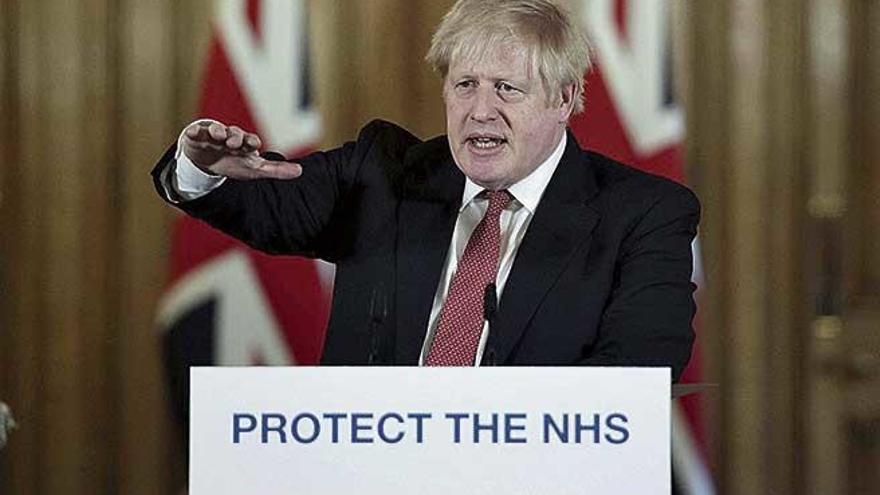 Boris Johnson ha sorprendido por su peculiar estrategia frente a la pandemia.