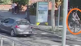 Este ciclista salió huyendo tras atropellar a un bebé en Barcelona