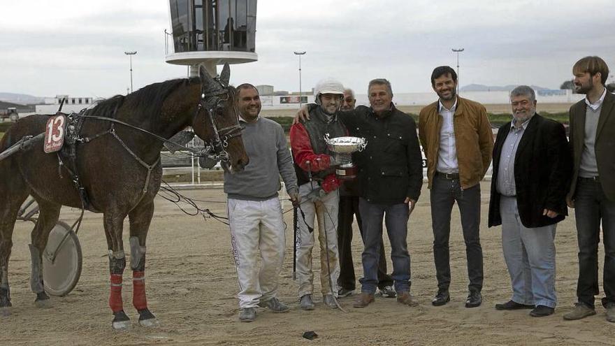 Jaume Fluxá y el propietario de Vastervik Jazz con el trofeo por su victoria en la clásica.