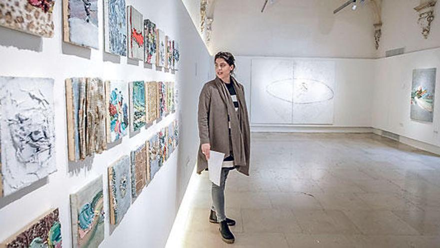 La galerista Alejandra Bordoy junto a la obra de Natasha Zupan.