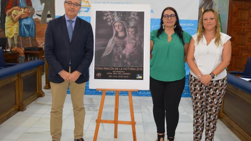 El alcalde, Francisco Salado junto al cartel obra de Montiel.