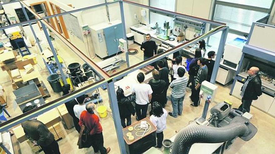 Juan María Aguado explica a los alumnos de Gijón los trabajos que se realizan en el laboratorio de Motorores del campus de Mieres.