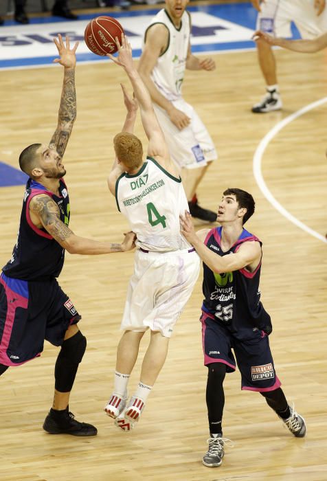 El Unicaja frena su racha victoriosa con una derrota en el BarclayCard Center de Madrid