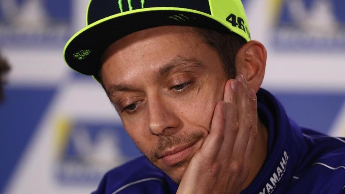 El italiano Valentino Rossi, pensativo, en el box del equipo Movistar Yamaha, en Phillip Island (Australia).