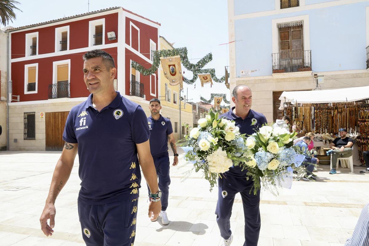 Rubén Torrecilla participa en la tradicional ofrenda herculana a la reliquia de la Santa Faz.