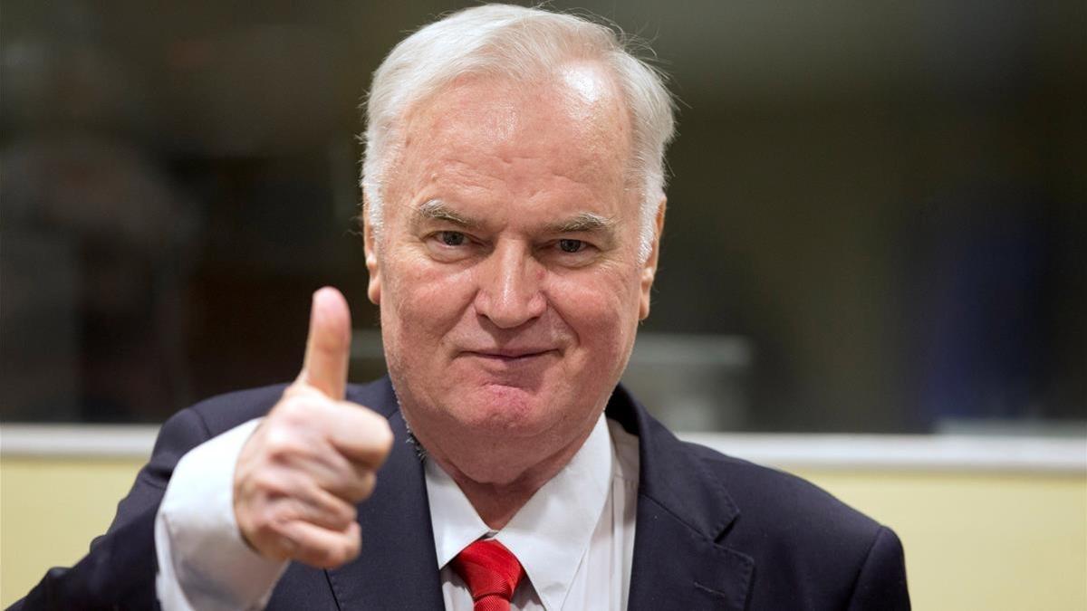 Ratko Mladic saluda alzando el pulgar a su llegada a la sala del tribunal de La Haya, antes de conocer el veredicto, el 22 de noviembre.