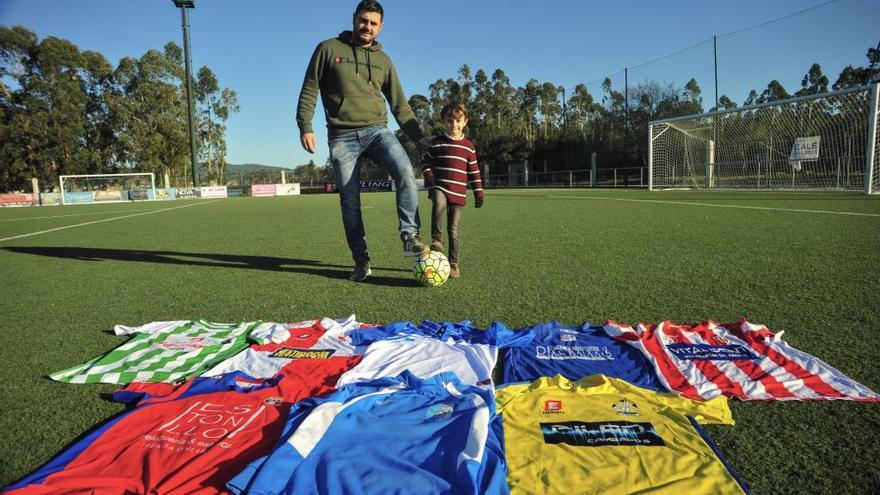 Unai junto a su hijo Mario frente a las muchas camisetas que vistió como futbolista. // I. Abella