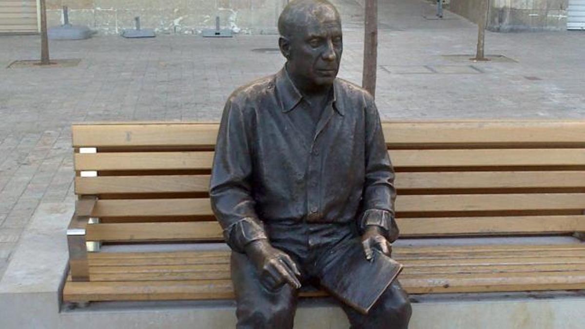 La estatua de Picasso, cuando fue arrancada y cambiada de sitio en la plaza de la Merced.