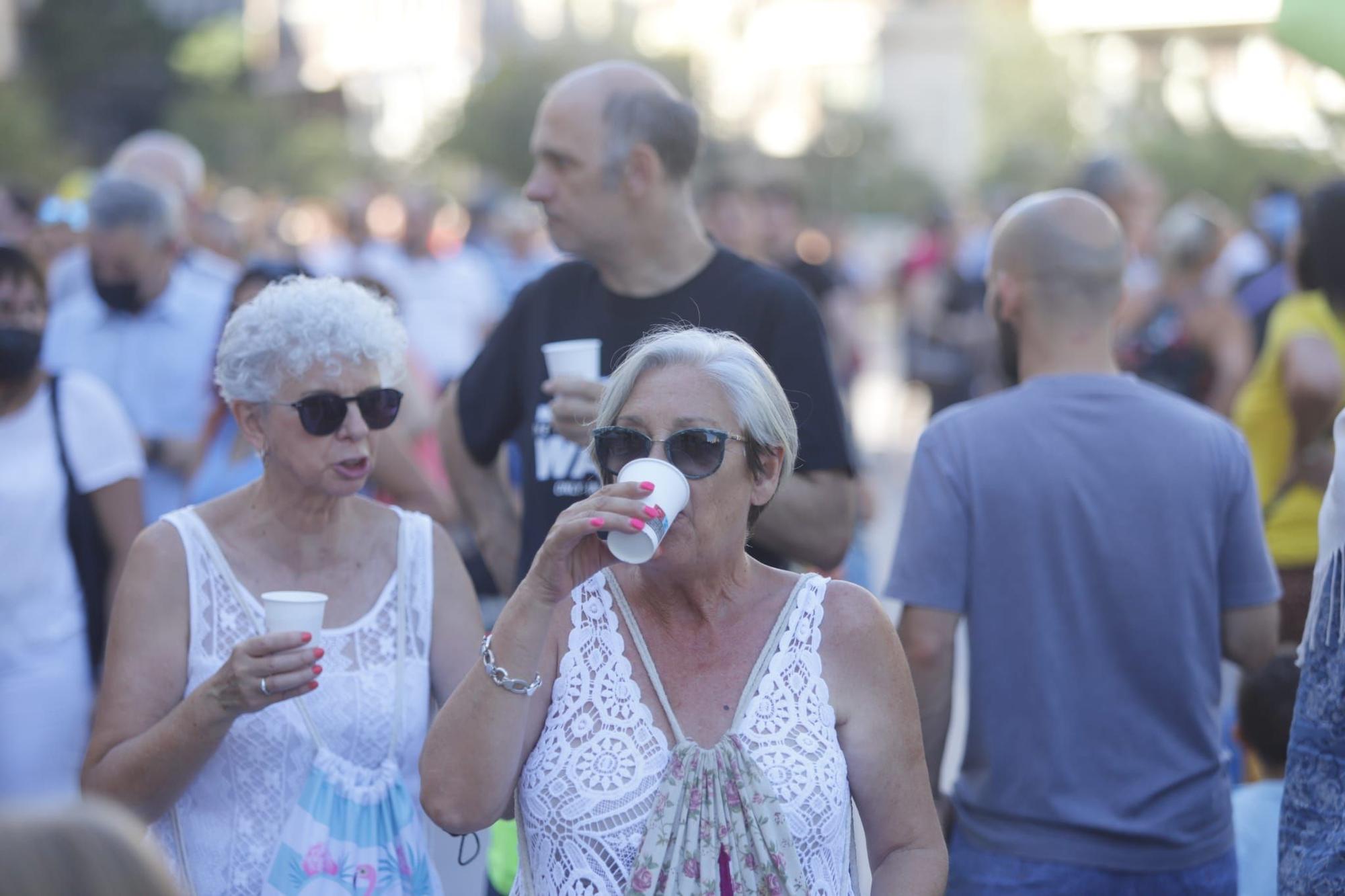 Cientos de personas y degustaciones gratis en el Día de la Horchata en València