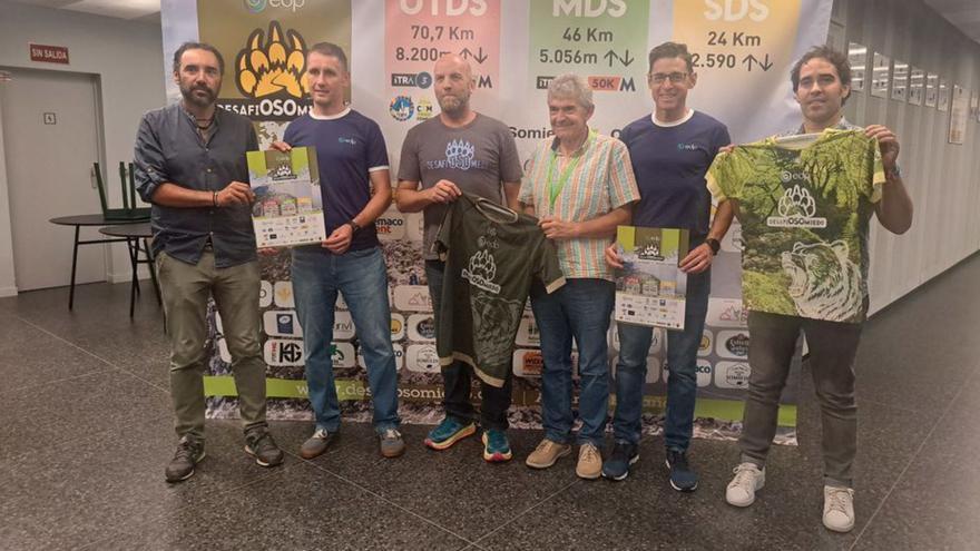 Por la izquierda, Luis Fernando Alonso, director del parque natural de Somiedo; Andrés Javier Álvarez, de EDP; Alberto Bode, «Gobito», organizador; Belarmino Fernández, alcalde de Somiedo; Rafael Cabañeros, de EDP; y Javier Peláez, organizador. |