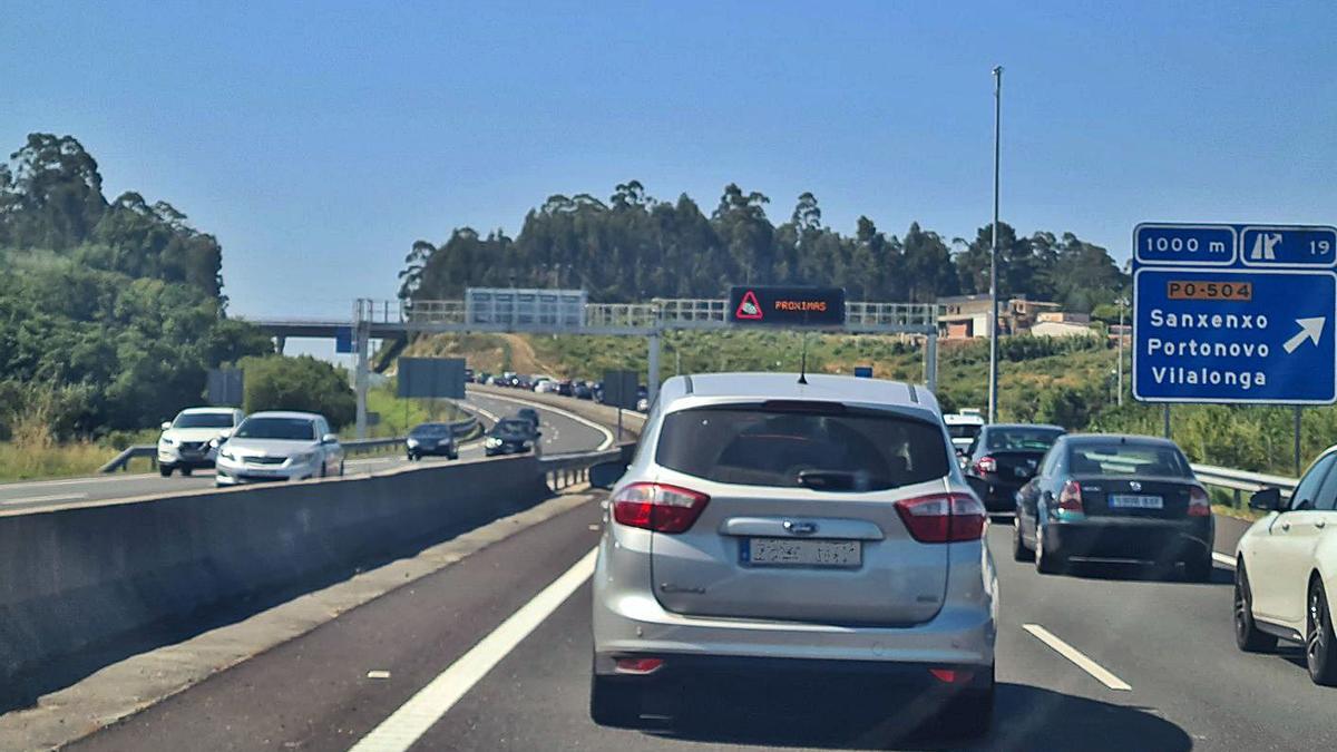 Las caravanas que se forman en la vía rápida afectan a la Autovía do Salnés, en la foto.