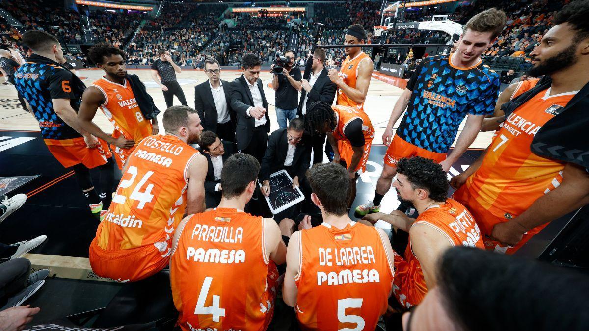 Pedro Martínez, dando instrucciones a sus jugadores durante un partido