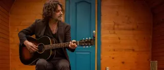 “En mis canciones hay muchos referentes marítimos y la playa es el mejor decorado”