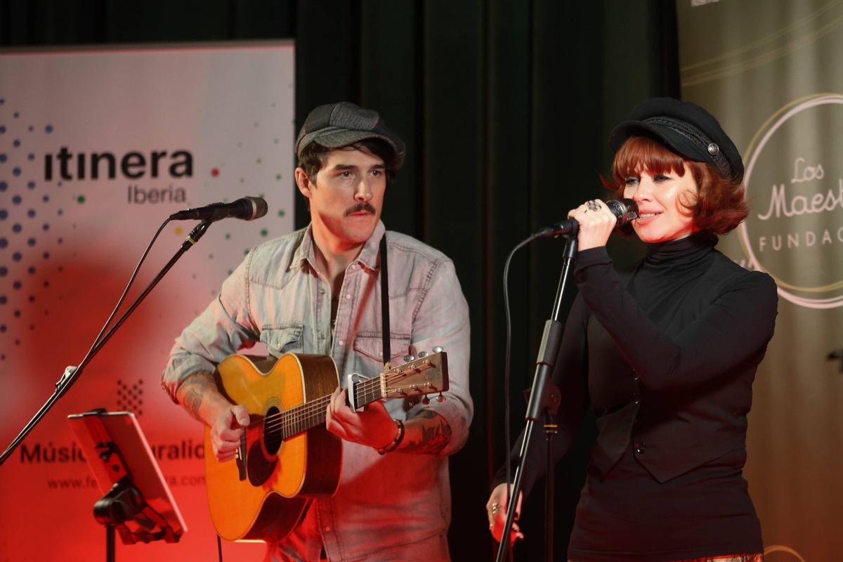 Gil&amp;Him, el grupo de Asturias compuesto por Pablo y Elena que actuó en Tragacete en el festival Itinera.
