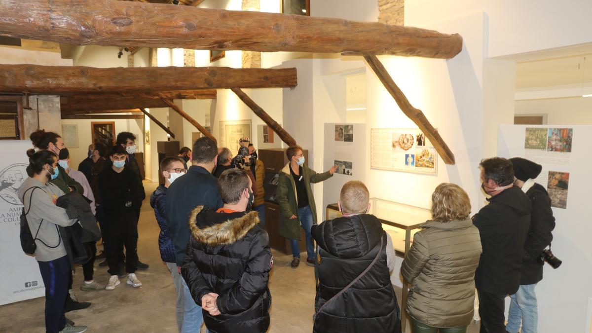 Un grupo de asistentes visita la exposición en la Real Fábrica de l&#039;Alcora.