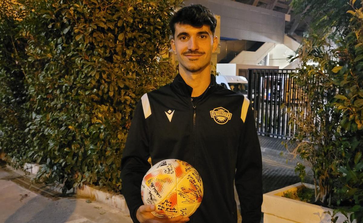 Oriol Soldevila, con el balón de su hat trick en el Intercity-Barça de la Copa del Rey 20022/23