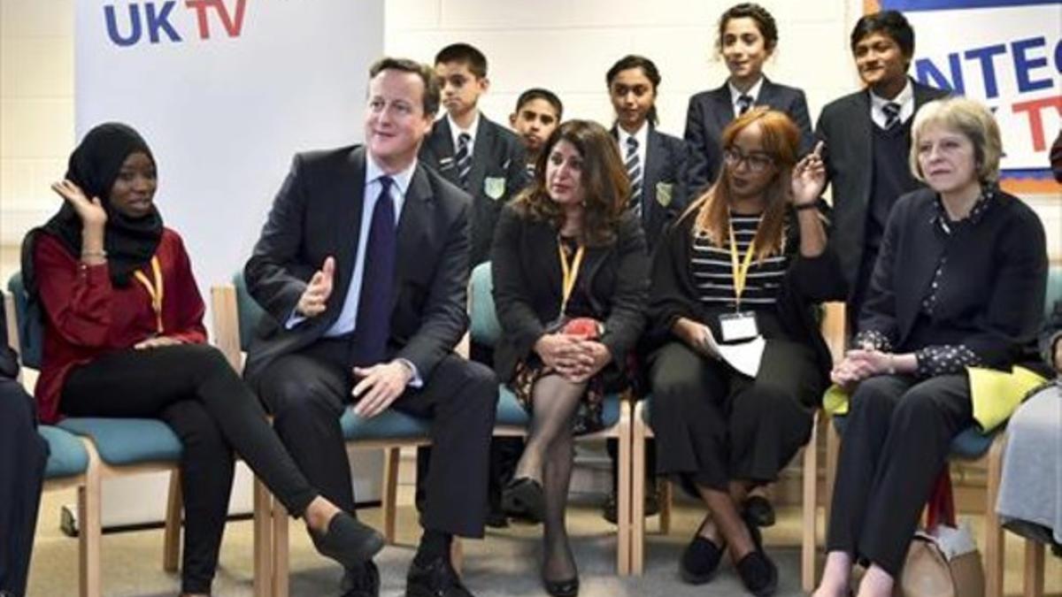 David Cameron (centro), en un debate con residentes en Luton, ayer.