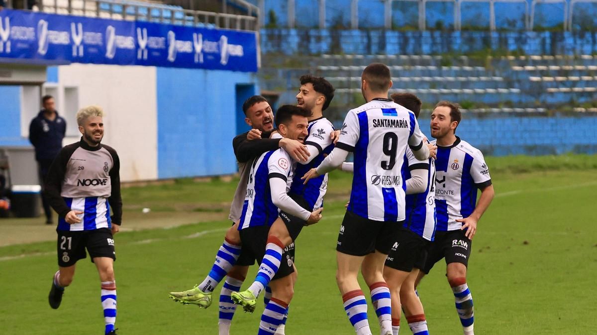 Natalio, en el centro, celebra un gol del Avilés