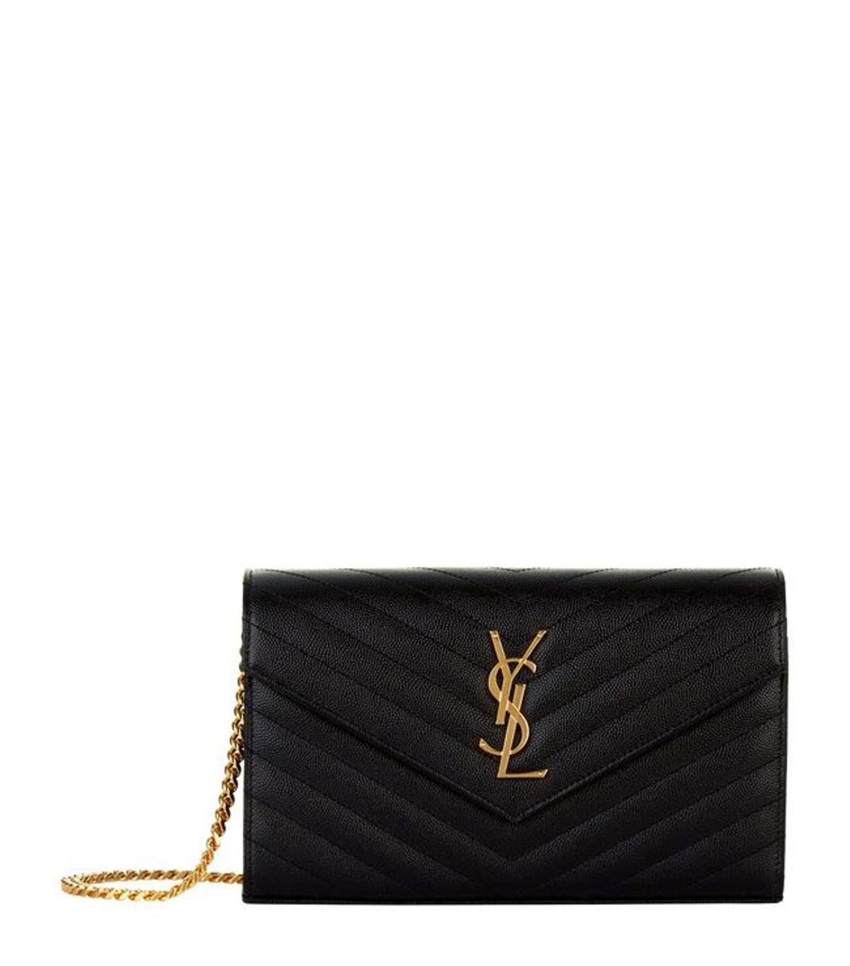 10. El bolso sobre con cadena dorada de Saint Laurent