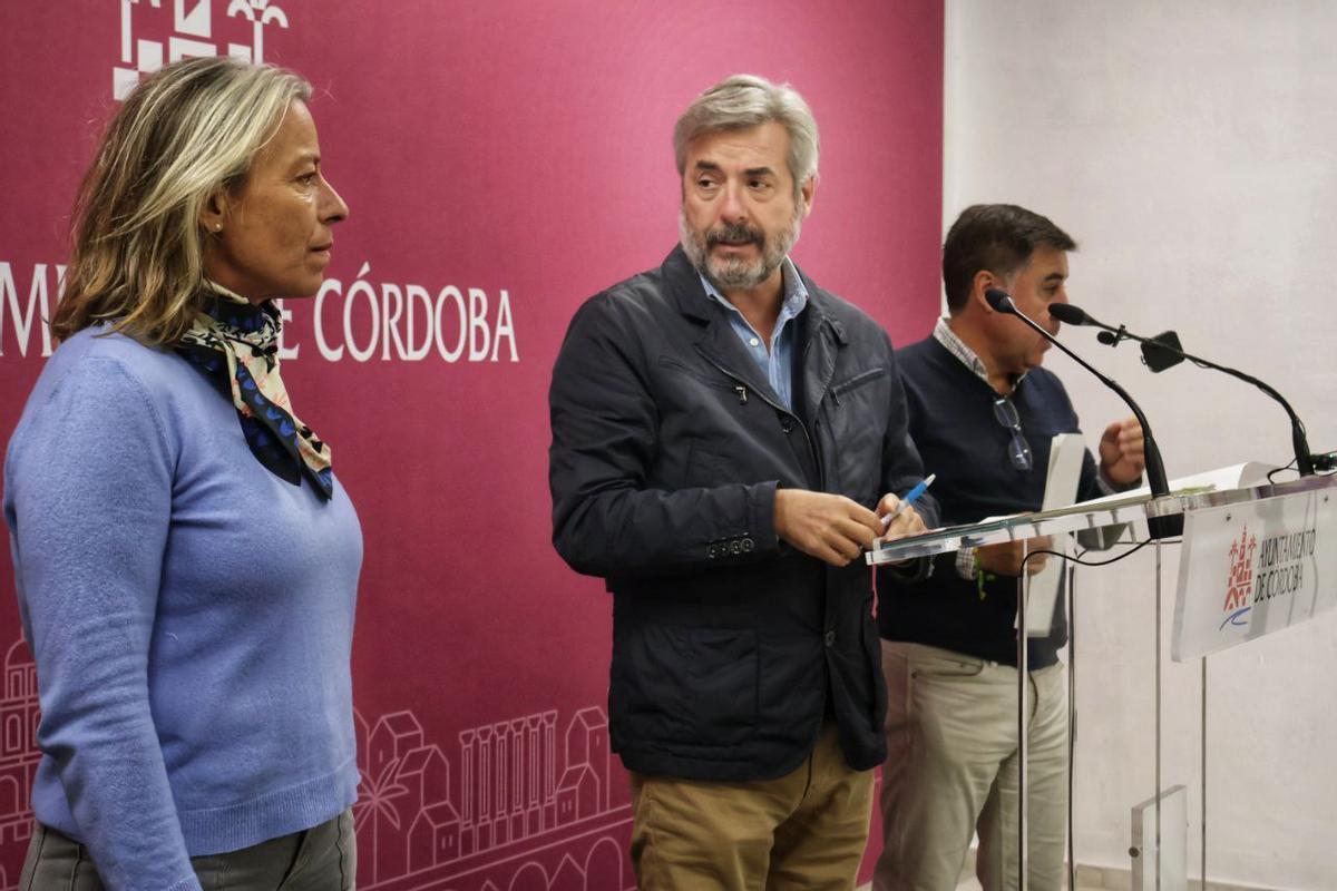 Miguen Ángel Torrico, entre Isabel Albás y Miguel Ruiz Madruga, este lunes, cuando ha informado de los asuntos tratados en la junta de gobierno local.