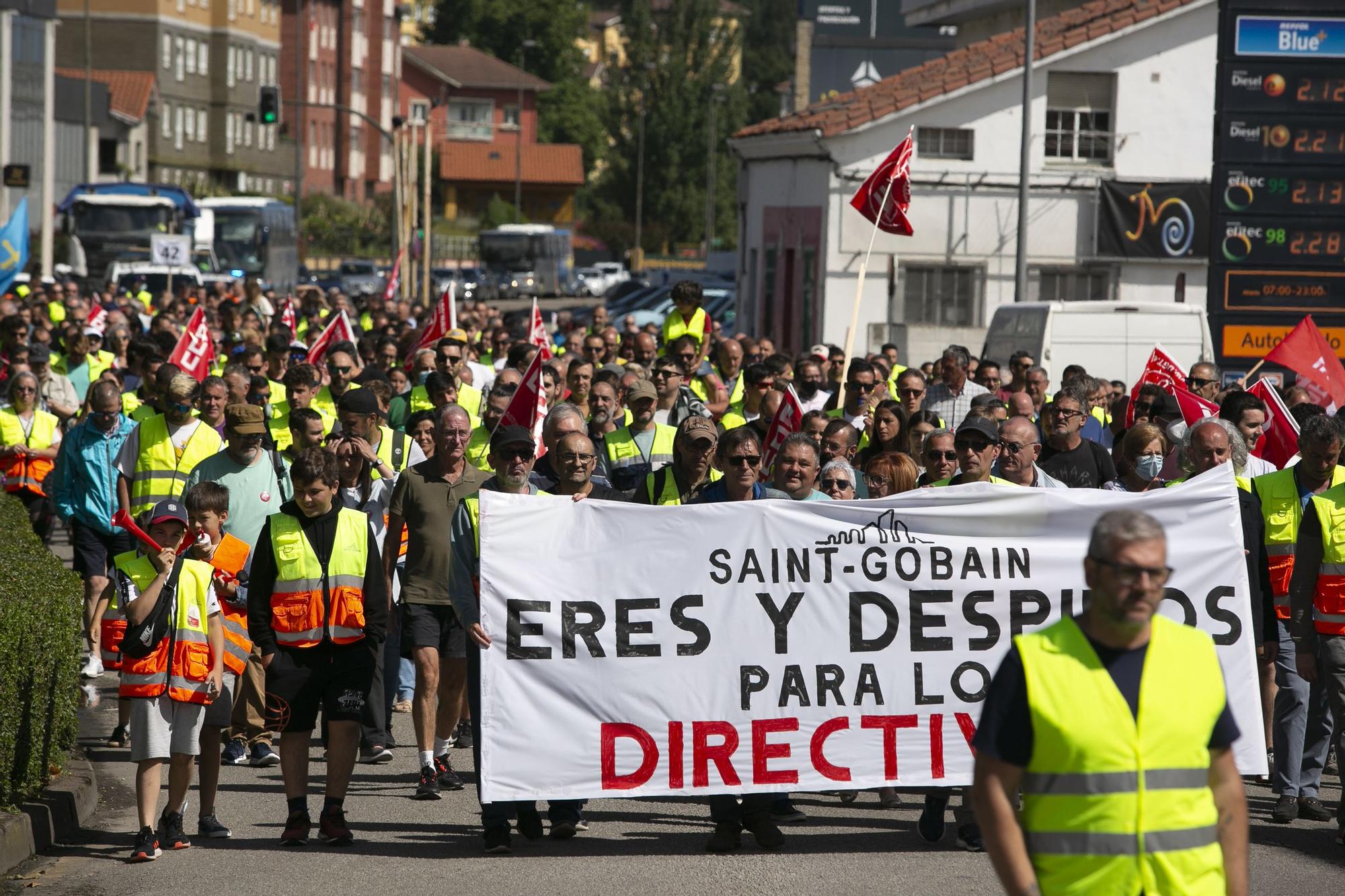 Los trabajadores de Saint-Gobain salen a la calle para frenar los despidos en Avilés