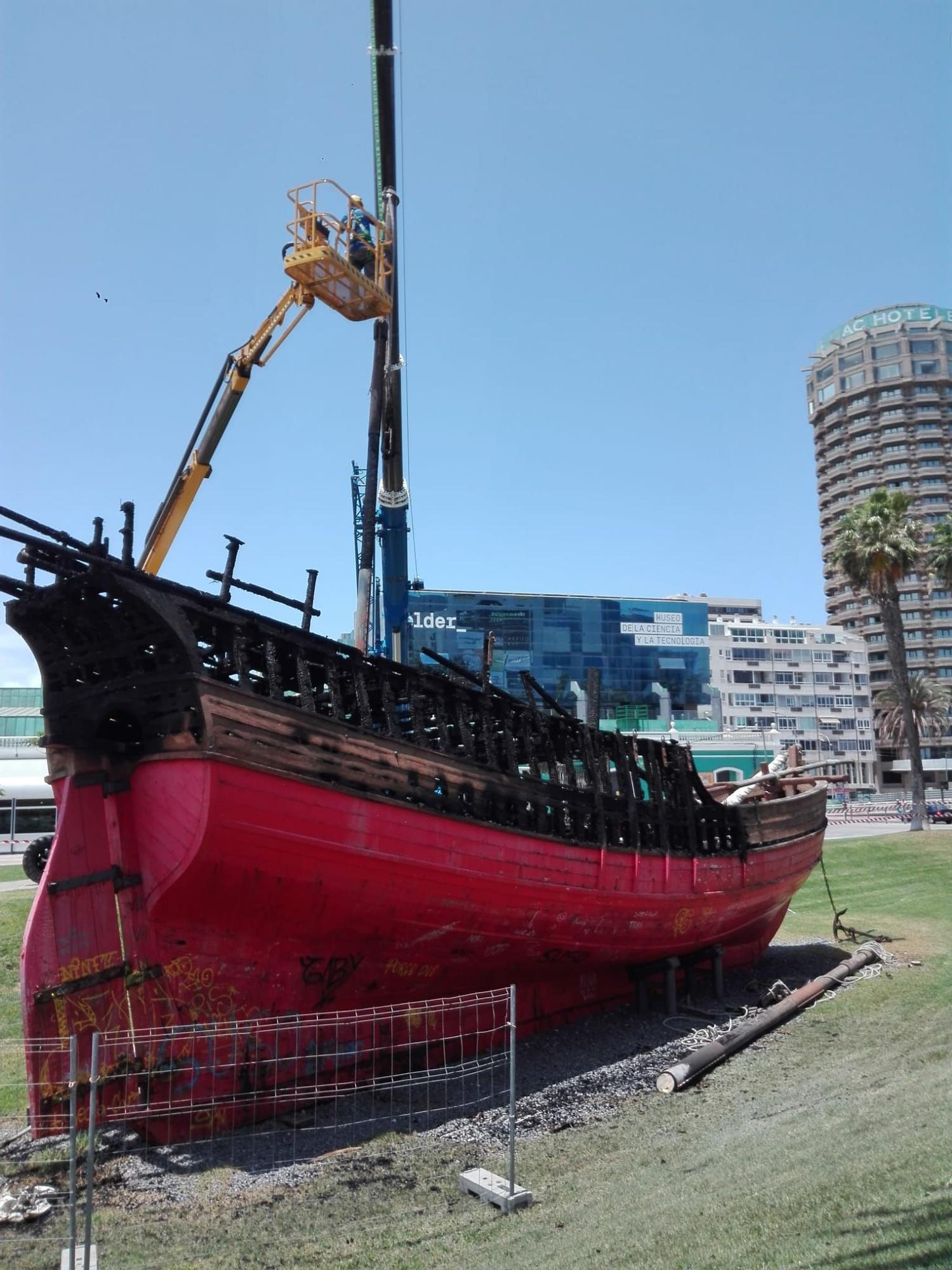 Arde la réplica de 'La Niña' en el Parque de Santa Catalina