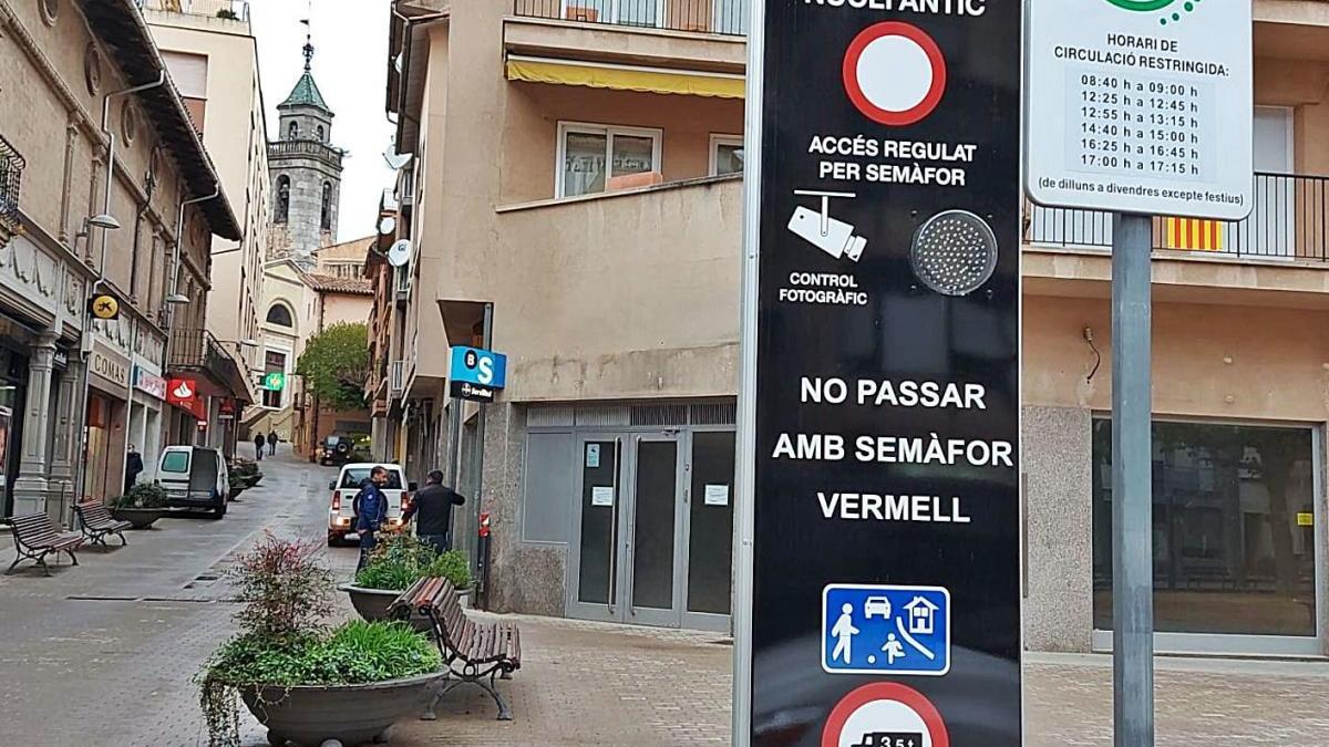 Un dels semàfors que limita el pas de vehicles al nucli antic de Sant Hilari.